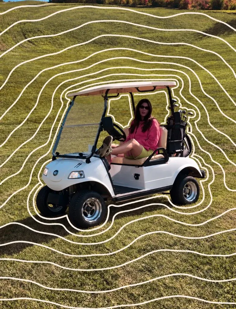 Golferin entspannt im Golfcart, die Füße hochgelegt, drumherum weiße Höhenlinien.