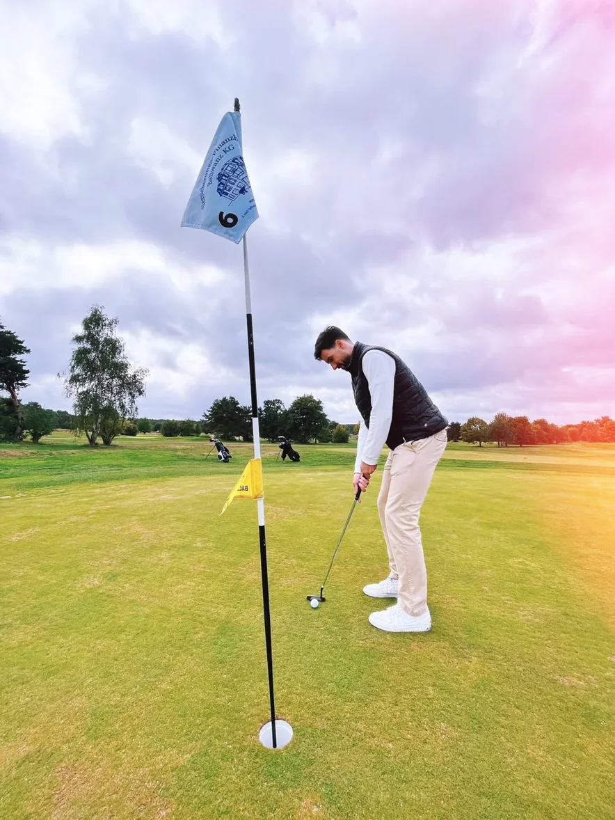 Golfer beim Putten an der Fahne von Loch 6.