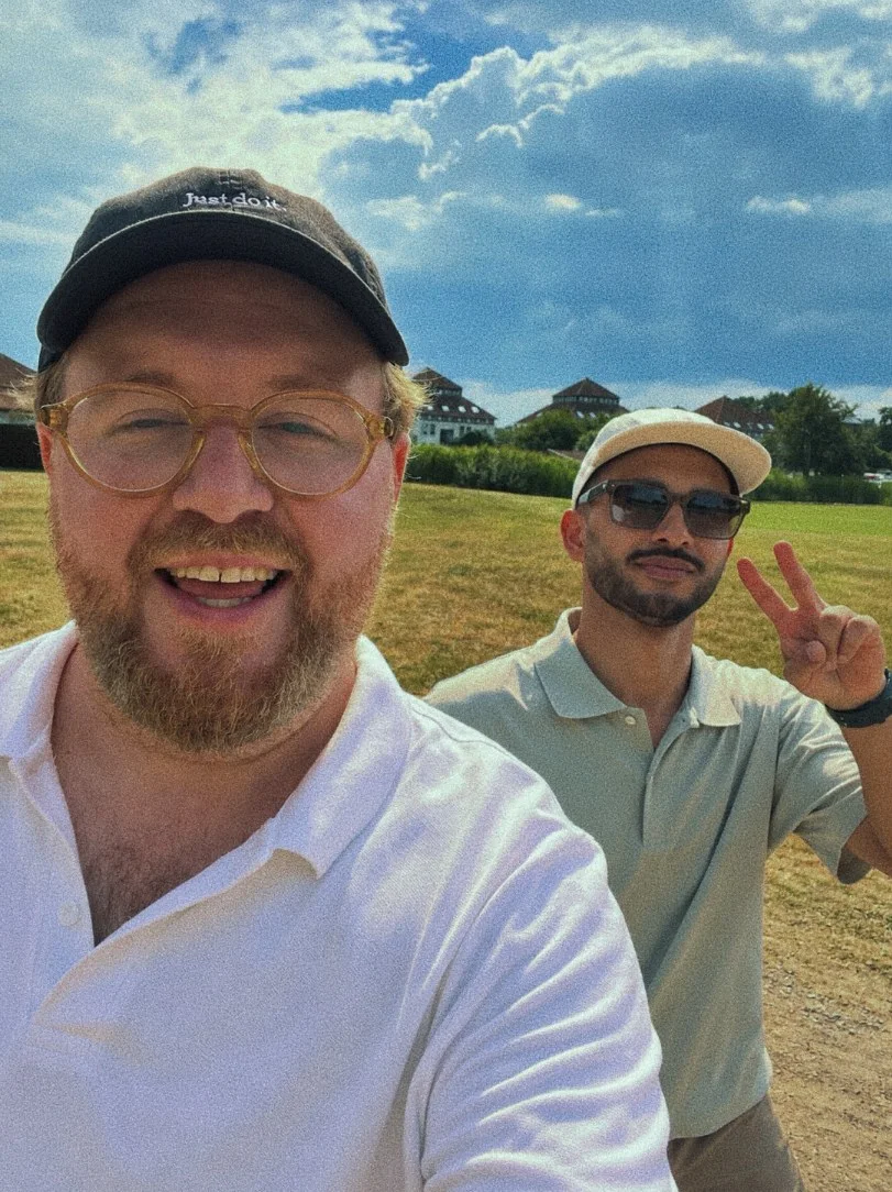 Selfie von zwei Golfern auf dem Platz, einer zeigt das Peace-Zeichen.