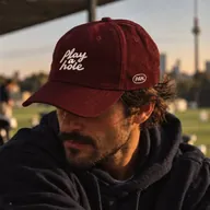 Pah! Merchandise: weinrote Play-a-hole-Cap
